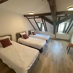 La Petite De *
