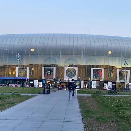 La Petite De אורחן