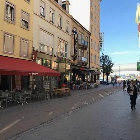 אורחן La Petite De