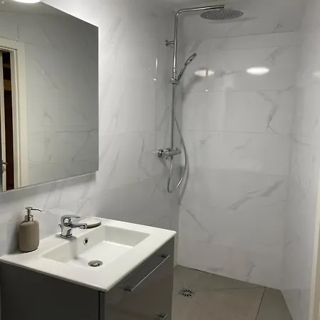 La Petite De אורחן