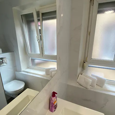 אורחן La Petite De