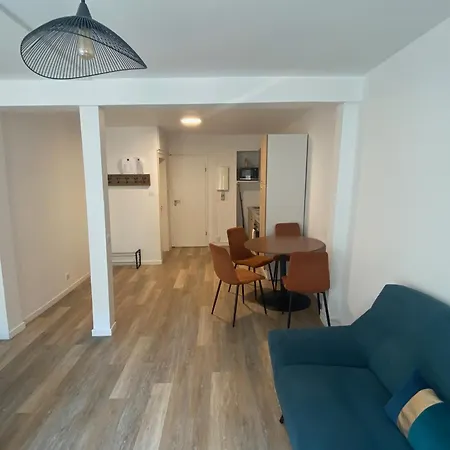 La Petite De אורחן