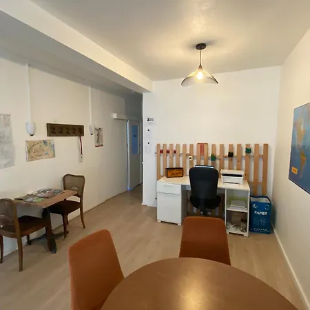 La Petite De אורחן *