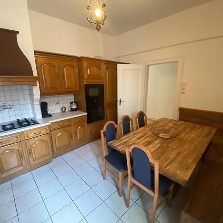 La Petite De אורחן